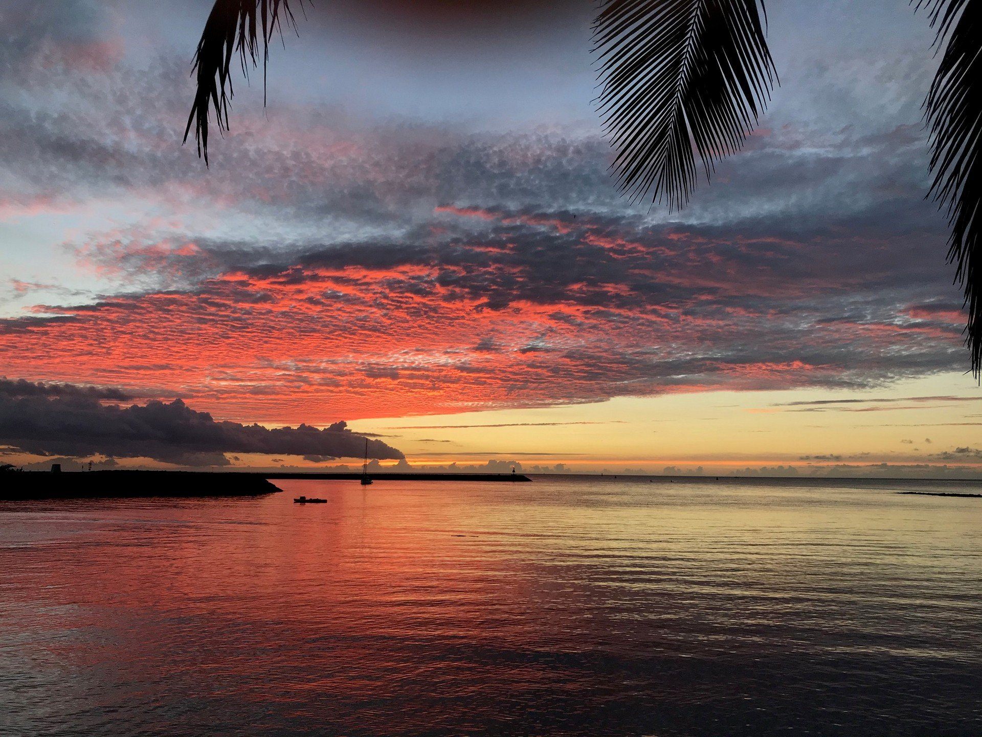 Image of a sunset in Hawai'i. Oahu sunset tours are available with north shore tour boat companies.