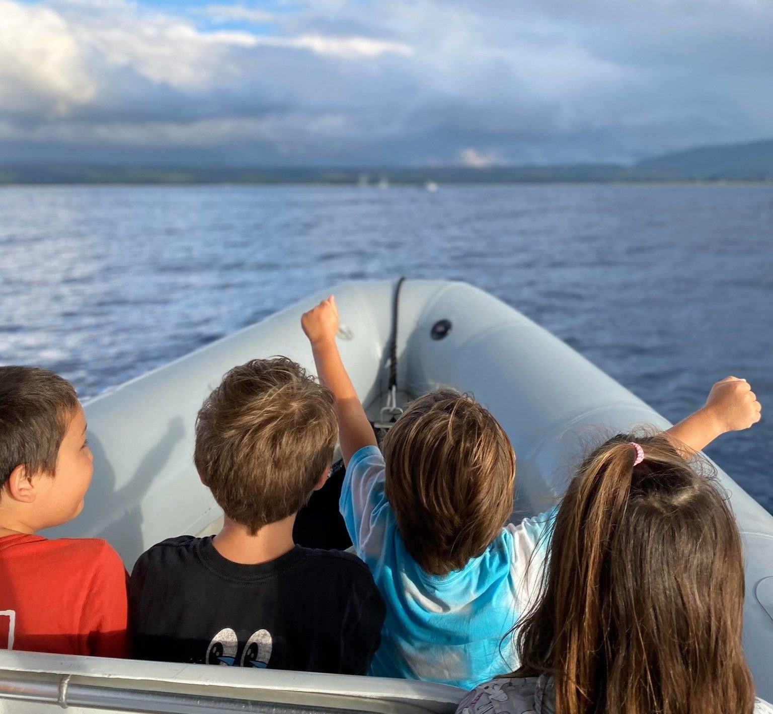 Kid friendly Oahu tour group whale watching. Honolulu tourist on a Hawaii sightseeing cruise that provide opportunities for whale watching. Oahu best whale watching tours.